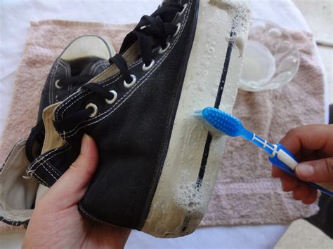 how to clean yellow soles with baking soda